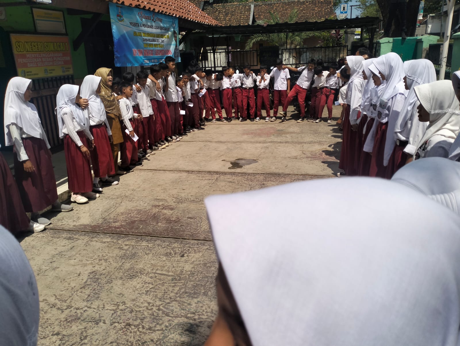 Suasana haru dan kebersamaan terasa saat seluruh siswa kelas enam SDN Sukacai 1 mengikuti kegiatan nyanyian perpisahan setelah menyelesaikan ujian akhir sekolah.